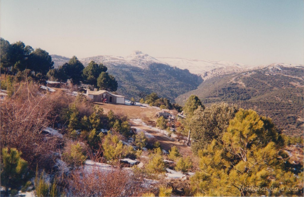 Refugio de La Sagra y detrás la Piedra de Los Miravetes y zonas del Gallinero